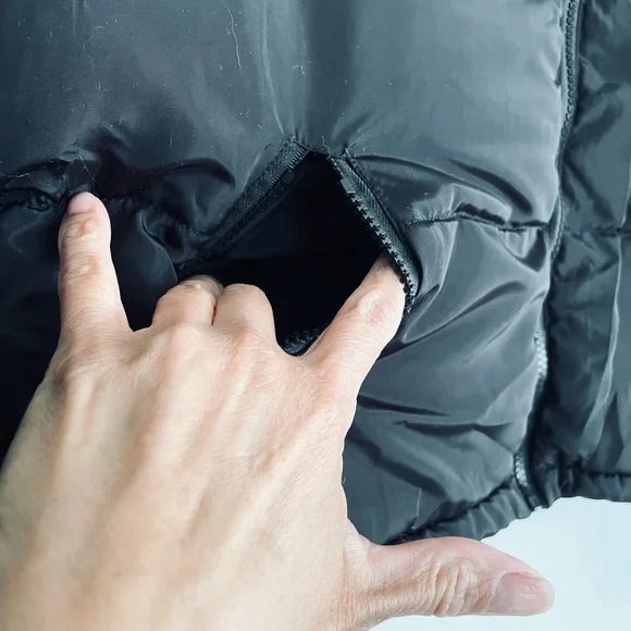 Black Cropped Puffer Jacket with High Collar and Quilted Design - Picture 4 of 8